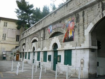 Café théâtre Porte d'Italie (Vue extérieure) Café théâtre Porte d'Italie (Vue extérieure)